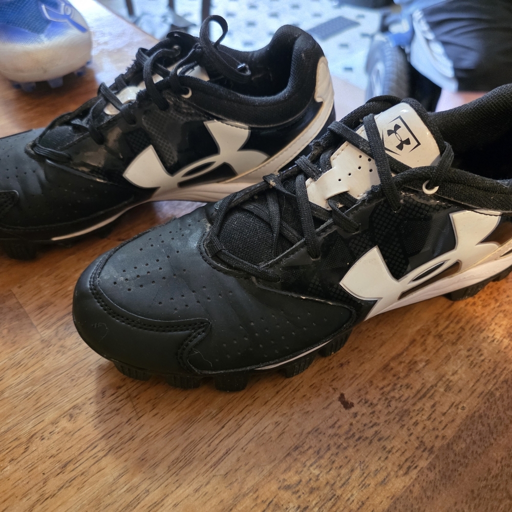 Under Armour Menss Black and White Football Cleats